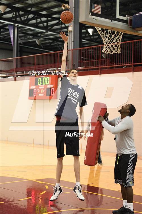 trappe Unravel falanks Video: Giant 7-foot-7 Robert Bobroczky makes big American high school  basketball debut - MaxPreps