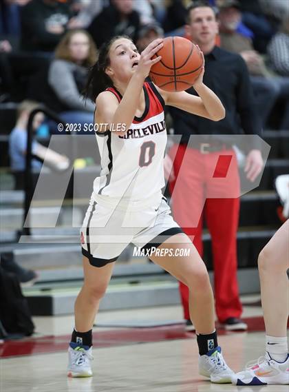 Thumbnail 2 in Waverly vs Circleville (OHSAA D2 Sectional Final) photogallery.