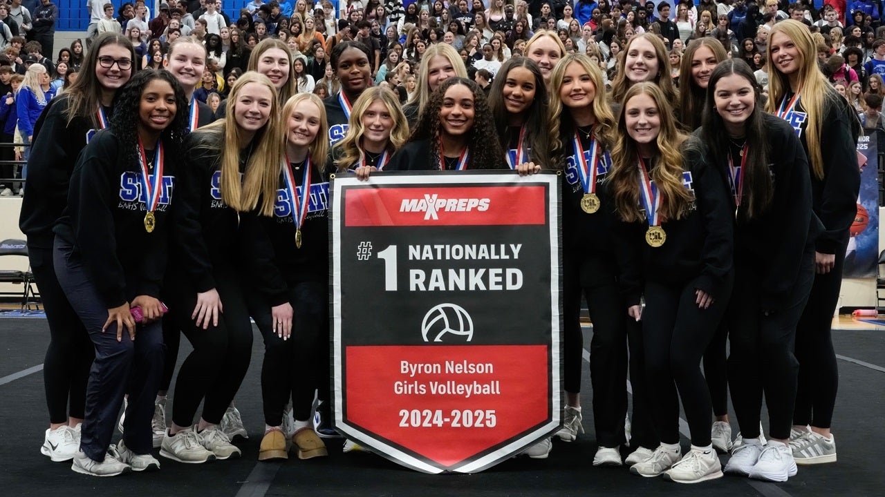 Byron Nelson receives championship banner